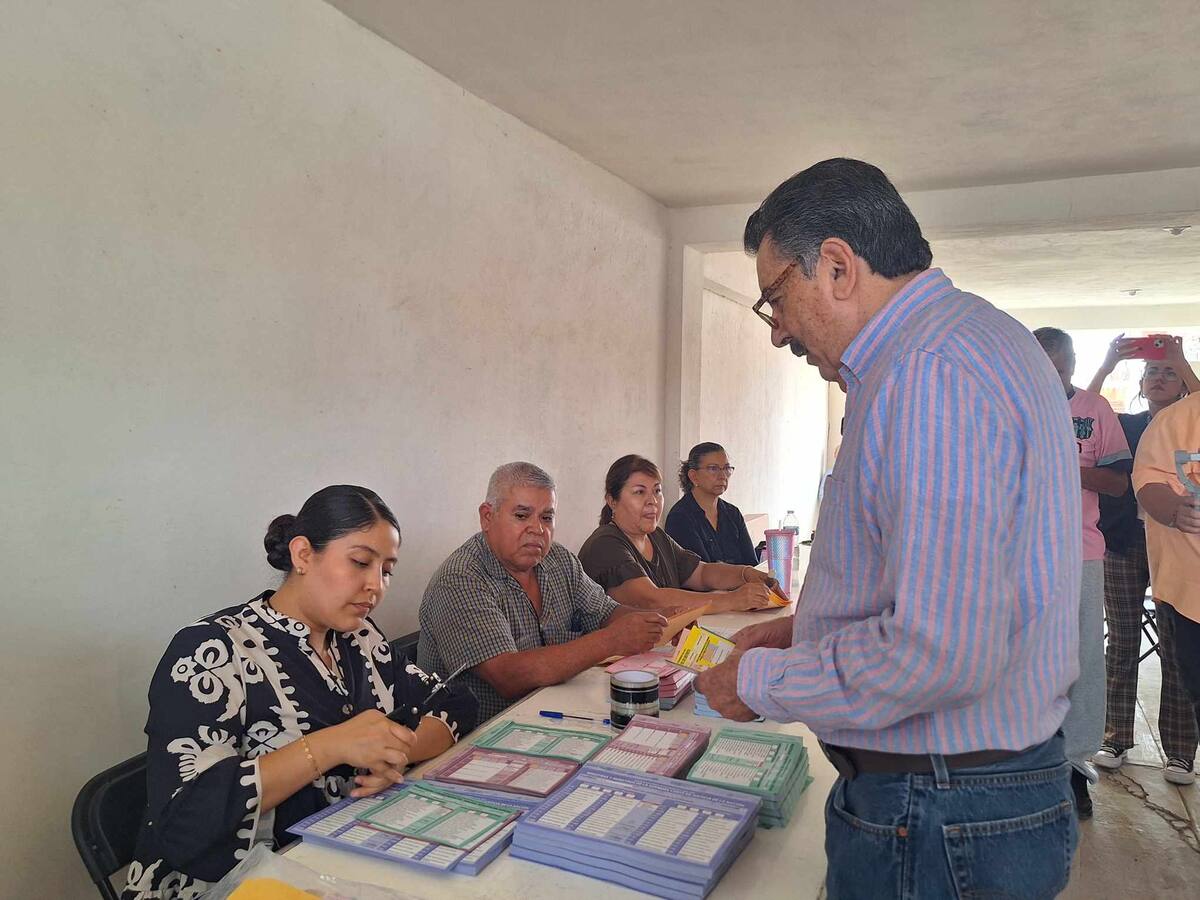 El alcalde de Cajeme, Javier Lamarque Cano durante las elecciones del Poder Judicial.