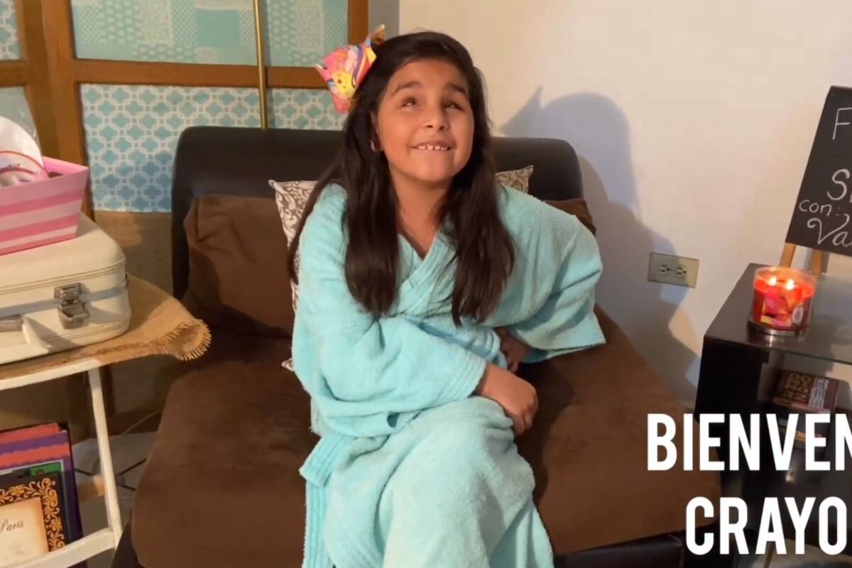 Niña invidente cumple sueño de ser ‘youtuber’; graba en Guaymas