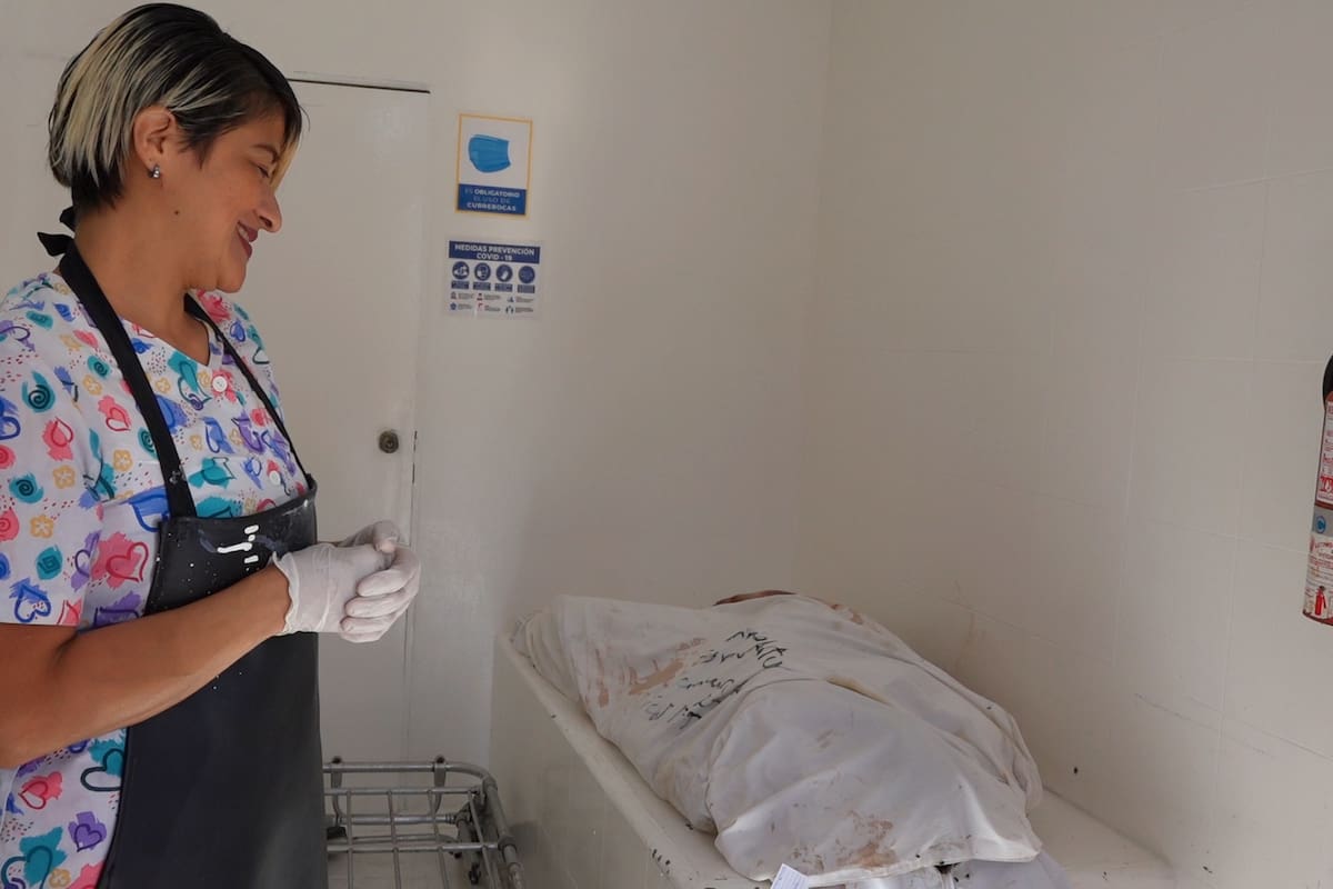 Trabajar con muertos, ella es una embalsamadora de cadáveres