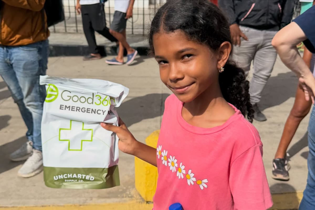 Familias de La Guaira reciben ayuda humanitaria tras los sismos del 24 de junio en Venezuela. | Foto: Global Empowerment Mission vía Instagram