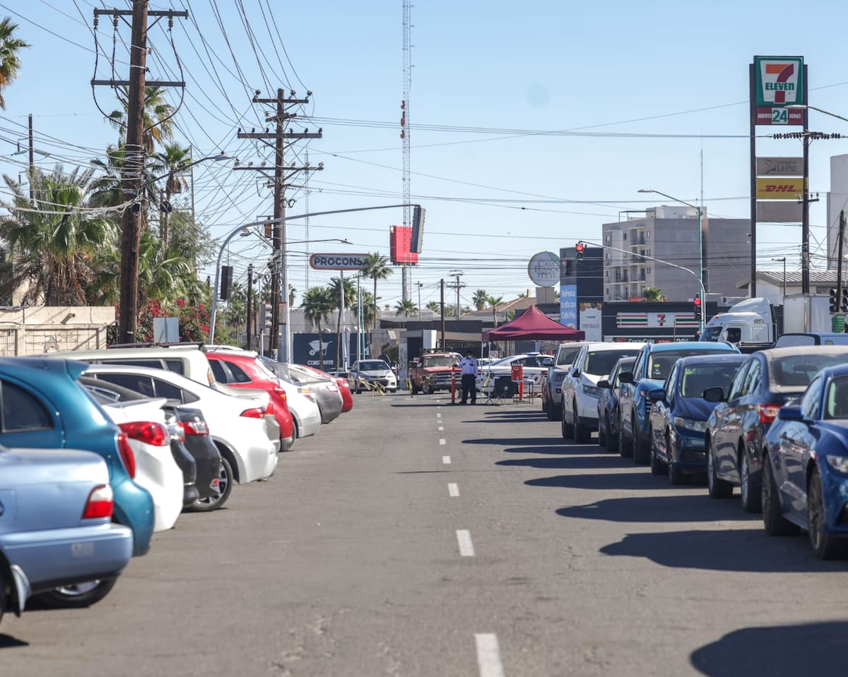 Derechohabientes manifiestan su conformidad por no permitir la cercanía de pacientes vulnerables, teniéndose que estacionar en otros puntos alejados de la zona. Foto: Javier Gallegos