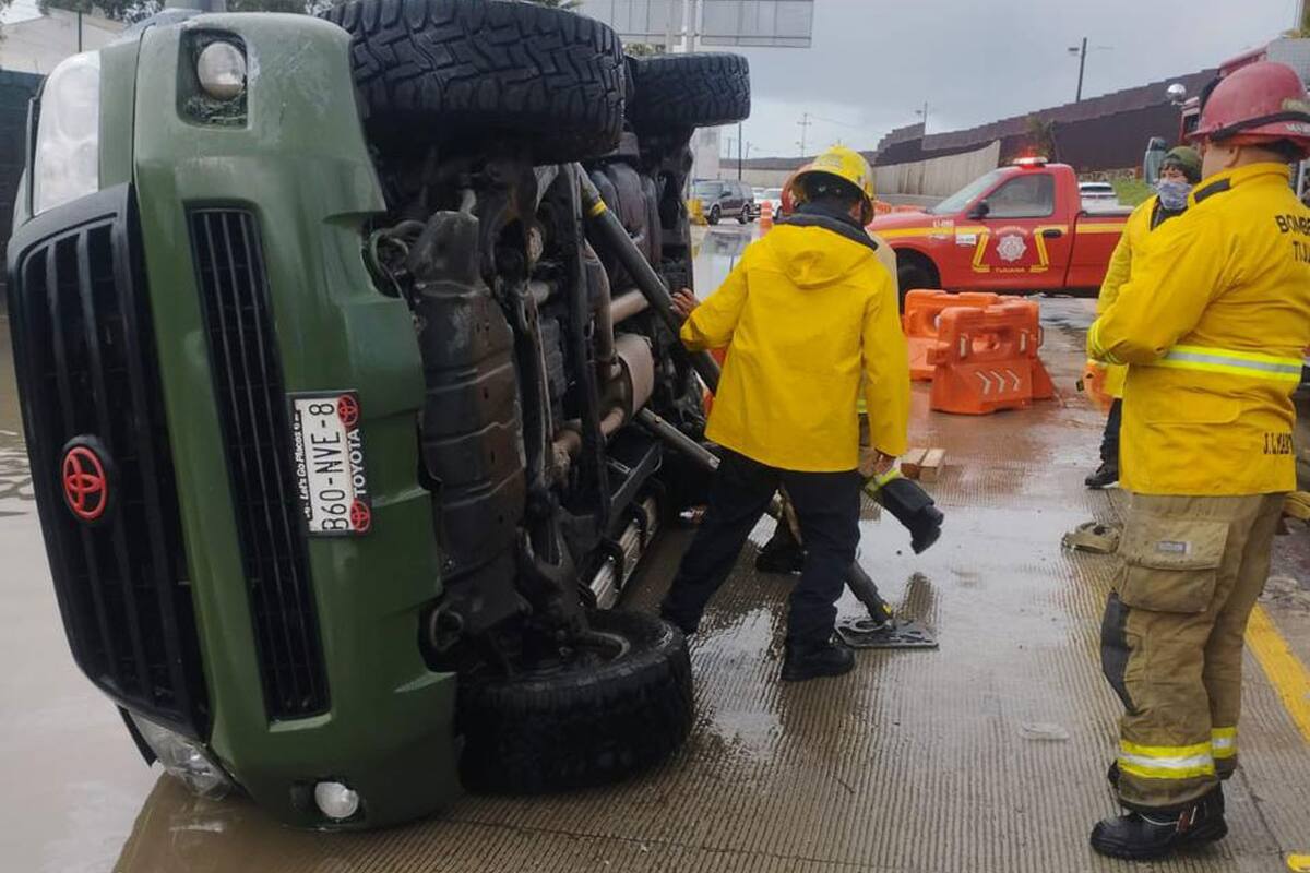 Camioneta sufre volcadura en avenida Internacional