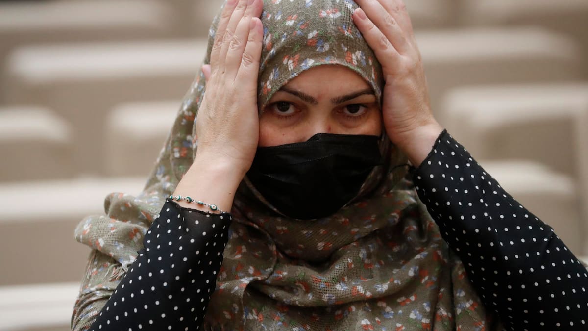 Régimen talibán en Afganistán fija cinco meses de cárcel por maltratar un camello, mientras impone solo 15 días por golpear a una esposa en un contexto de restricciones crecientes a las mujeres y aprueba sin debate público un nuevo código penal de 119 artículos que institucionaliza la subordinación femenina