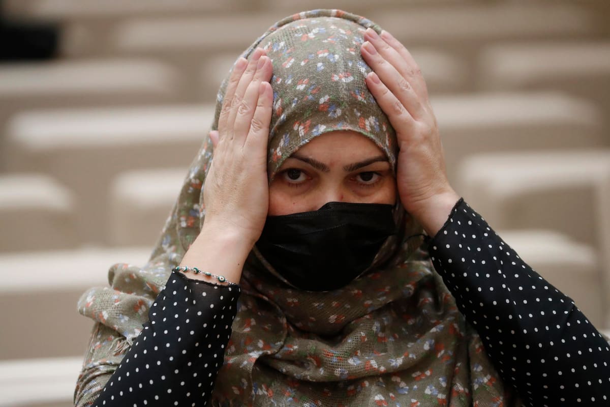 Régimen talibán en Afganistán fija cinco meses de cárcel por maltratar un camello, mientras impone solo 15 días por golpear a una esposa en un contexto de restricciones crecientes a las mujeres y aprueba sin debate público un nuevo código penal de 119 artículos que institucionaliza la subordinación femenina