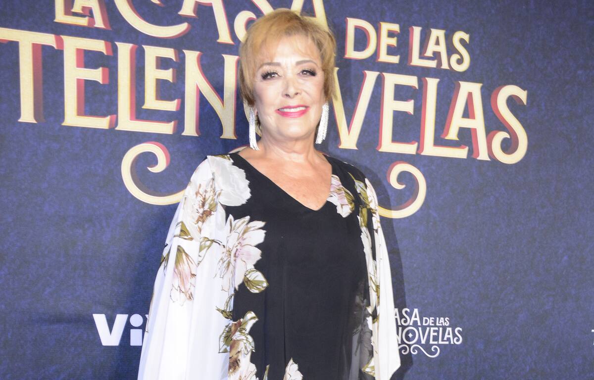 La actriz Sylvia Pasquel estuvo presente en la alfombra roja del remake "El extraño retorno de Diana Salazar".