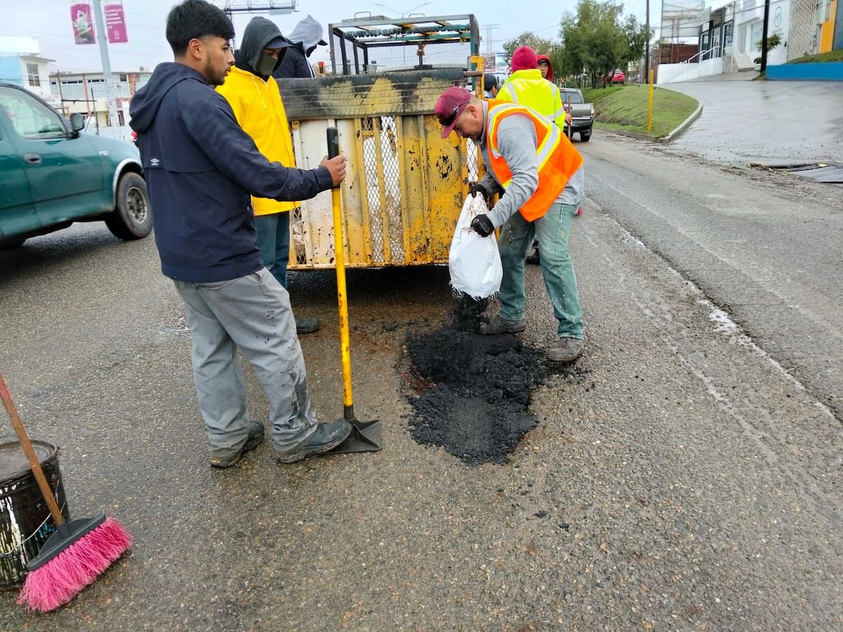 Servicios Urbanos inició trabajos con material especial para atender los baches en los bulevares más afectados. Foto: Carmen Gutierrez