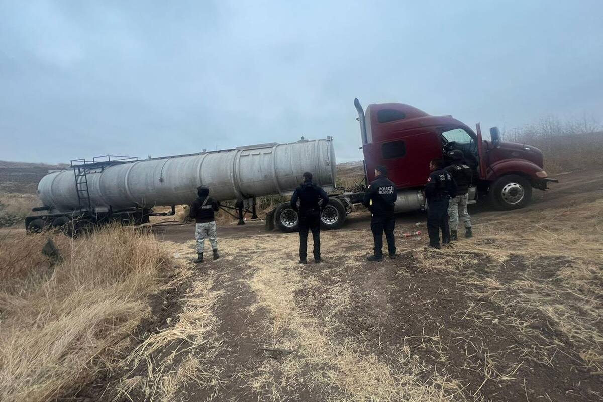 Localizan en Rosarito una pipa de combustible abandonada en camino vecinal