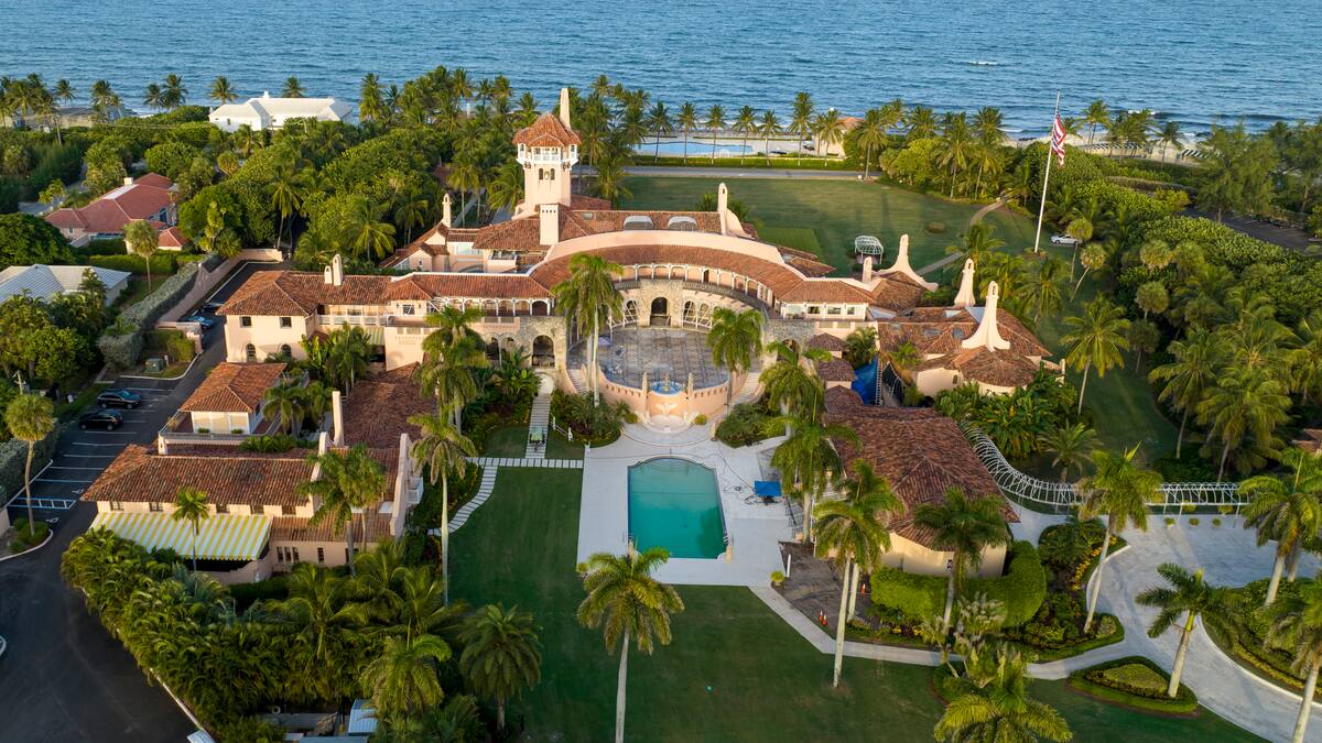 Esta toma aérea muestra la mansión Mar-a-Lago del expresidente Donald Trump, en Palm Beach, Florida, el miércoles 10 de agosto de 2022. (AP Foto/Steve Helber)
