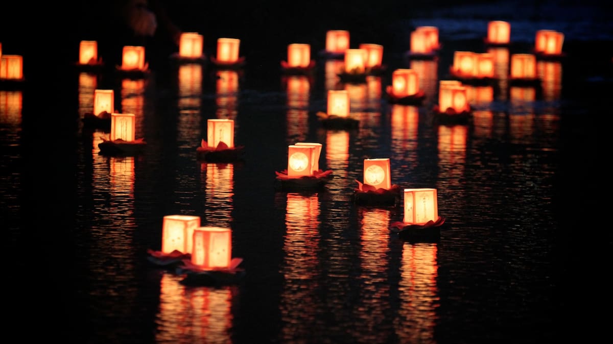 Linternas de papel encendidas durante el festival de Obon, en Japón. Foto: Japonal.