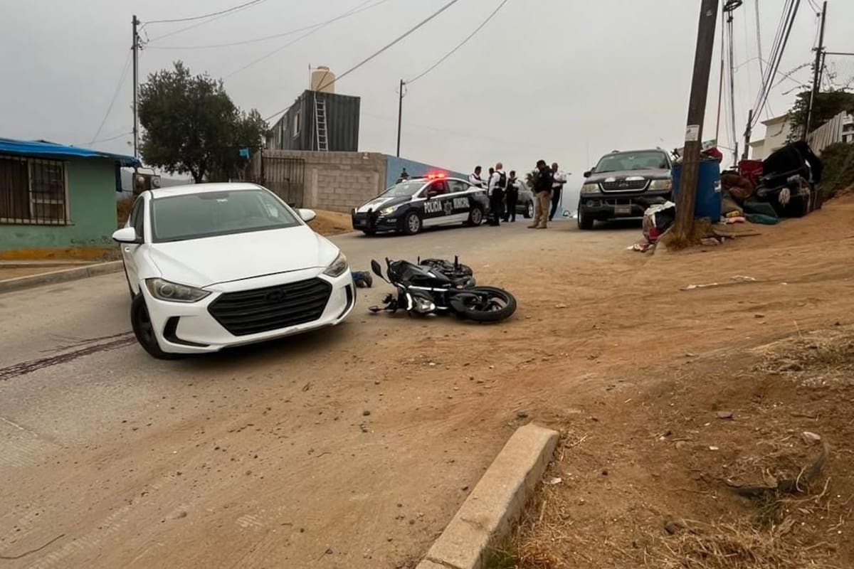 Motociclista muere tras chocar contra auto que invadió la vialidad en Ensenada