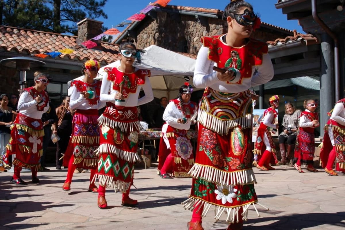 Celebraciones de la Gente: Fiesta del Día de los Muertos en Flagstaff