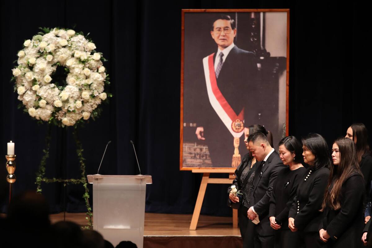 Kenji (i), Sachi (2-i) y Keiko Fujimori (2-d) participan en el responso su padre el fallecido expresidente de Perú, Alberto Fujimori, este sábado, en Lima (Perú). Foto: EFE Paolo Aguilar
