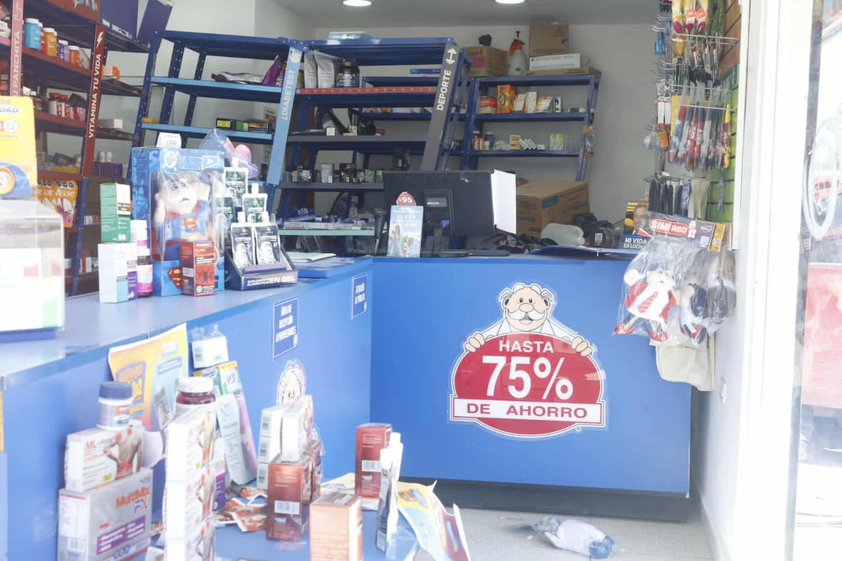 De esta forma quedó la farmacia por dentro después del impacto del vehículo. /Imagen por Teodoro Borbón.