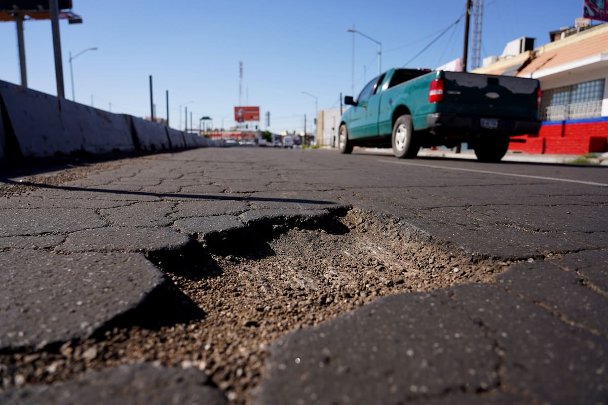 Proponen que el Estado y municipios paguen daños causados por baches
