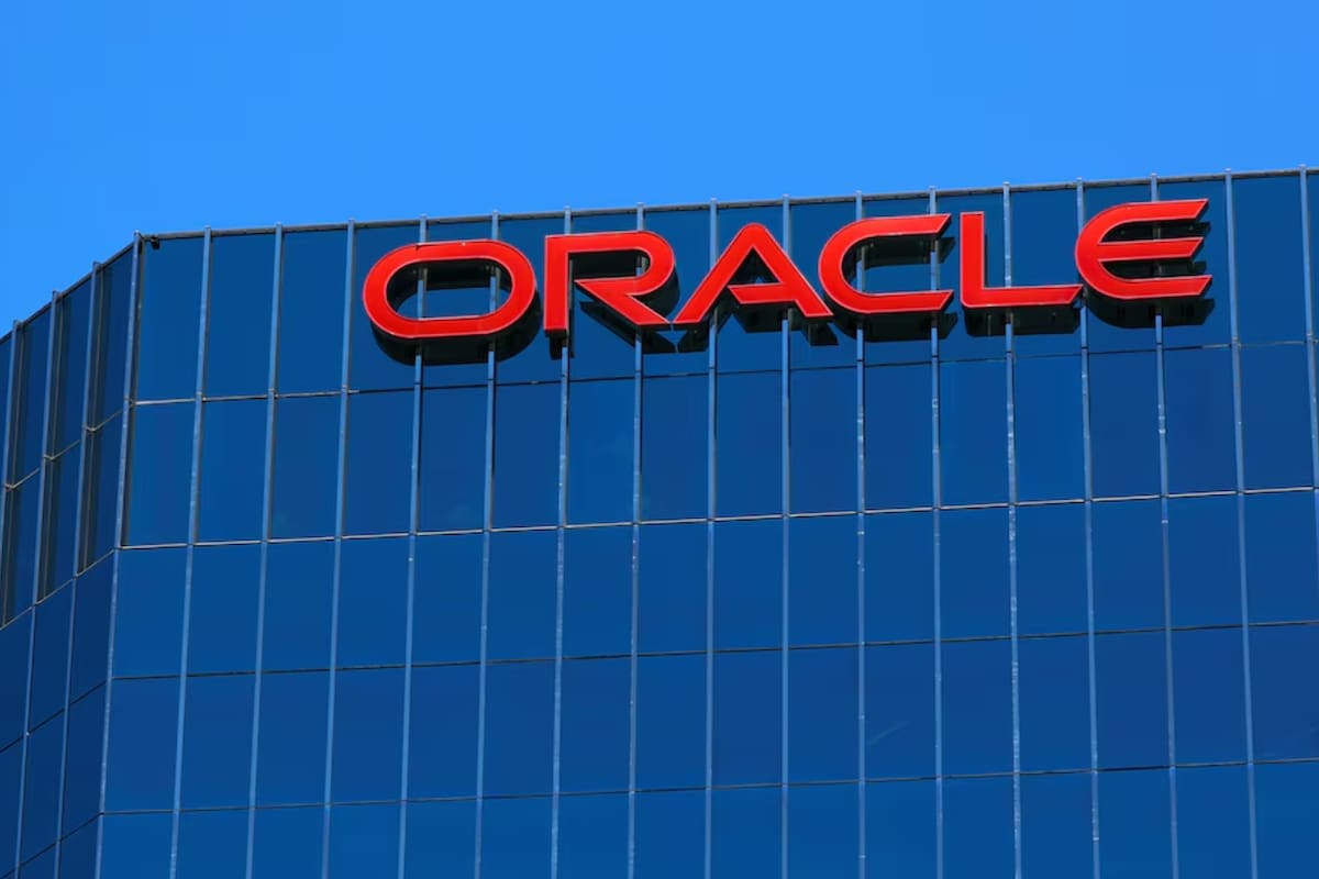 Oracle Corporation resolvió el problema de inversión de más de 50.000 millones de dólares en inteligencia artificial al hacer que sus clientes paguen la infraestructura, lo que impulsó sus ingresos, redujo su riesgo financiero y provocó un repunte en sus acciones tras resultados recientes