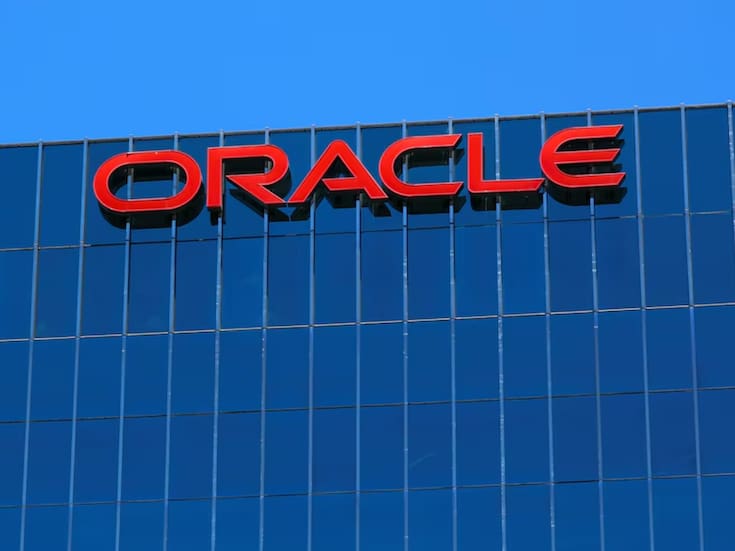 Oracle Corporation resolvió el problema de inversión de más de 50.000 millones de dólares en inteligencia artificial al hacer que sus clientes paguen la infraestructura, lo que impulsó sus ingresos, redujo su riesgo financiero y provocó un repunte en sus acciones tras resultados recientes