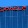 Oracle Corporation resolvió el problema de inversión de más de 50.000 millones de dólares en inteligencia artificial al hacer que sus clientes paguen la infraestructura, lo que impulsó sus ingresos, redujo su riesgo financiero y provocó un repunte en sus acciones tras resultados recientes