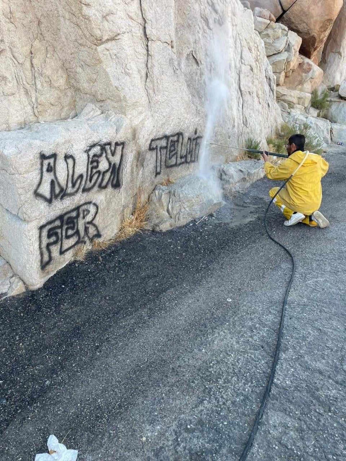 Una vez detectados los puntos vandalizados, se procede a borrar las pintas con la aplicación de un producto removedor de tinta mediante un proceso de agua a presión y/o pintura según sea el caso. Foto: Cortesía