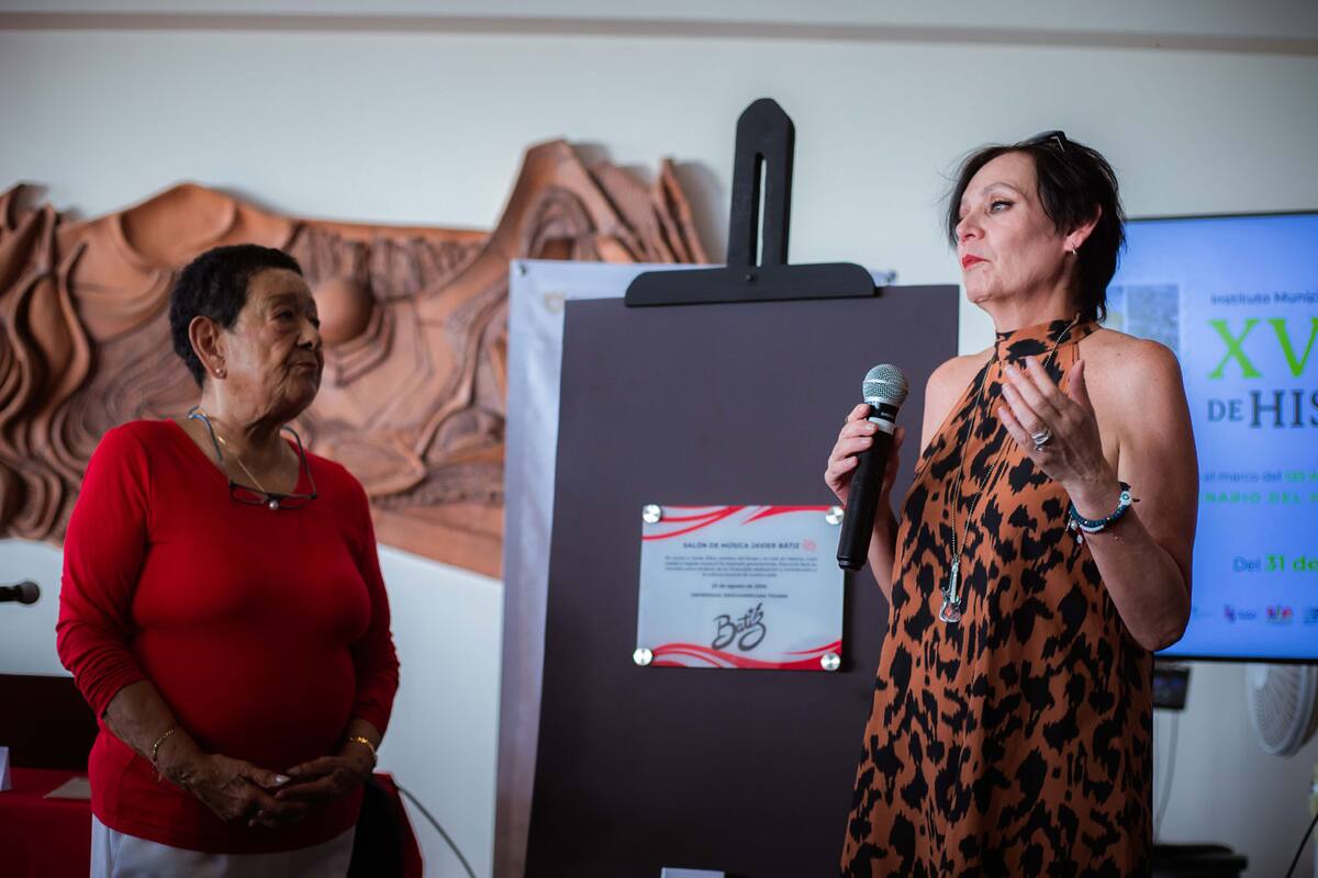 La develación de la placa del salón de música “Javier Bátiz”, en honor al reconocido guitarrista, estuvo a cargo de su esposa Claudia Madrid y su hermana Cristina Bátiz.