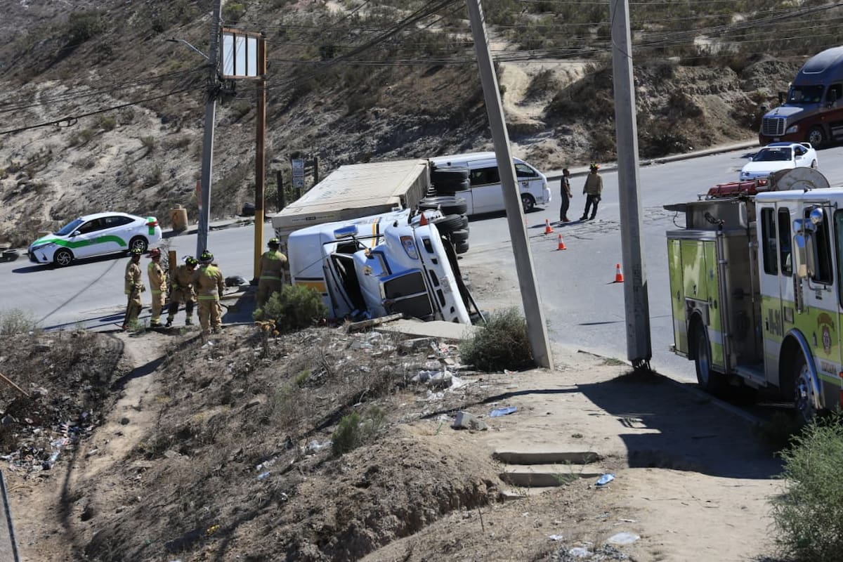 El tráiler quedó volcado sobre su costado derecho en la zona de Urbi Villas del Prado II. Foto: Sergio Ortiz