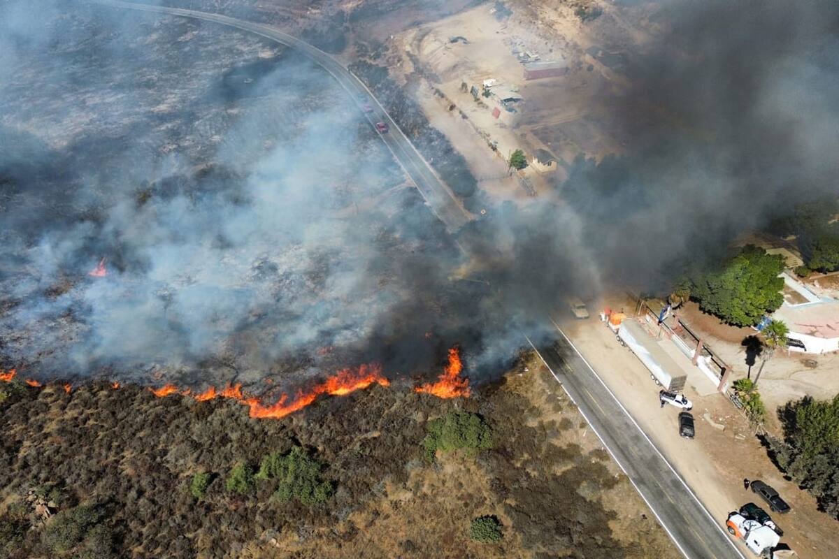 Combaten fuego en carretera a Ojos Negros