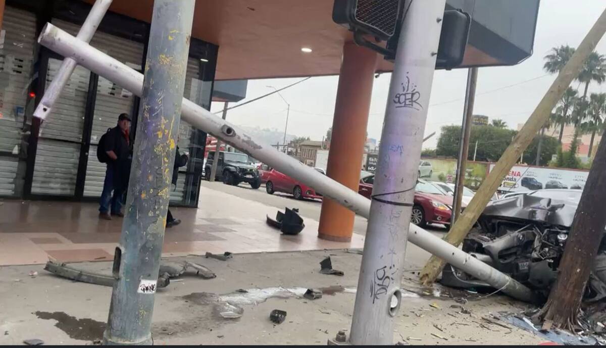 El vehículo se impactó de frente con el objeto fijo.