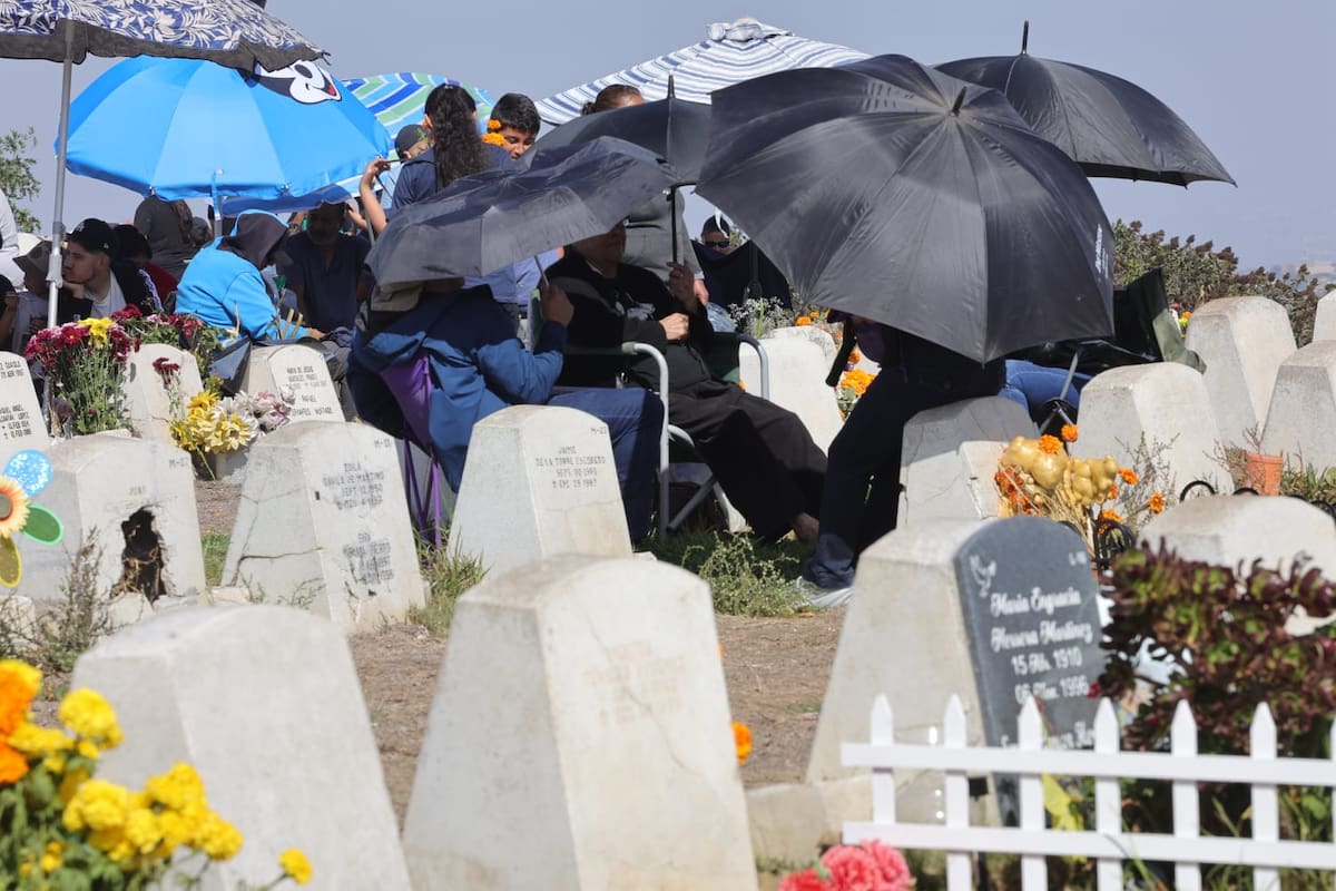 Los visitantes decoraron las tumbas con flores de cempasúchil y música de mariachis para recordar a sus seres queridos. Foto: Sergio Ortiz