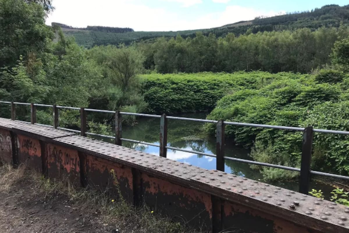 Adolescente muere después de ser arrojado al río como parte de una “broma”