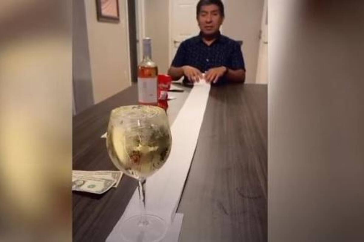 Esta familia se retan entre ellos a mover una copa de vino con un rollo de papel, el juego se hace viral