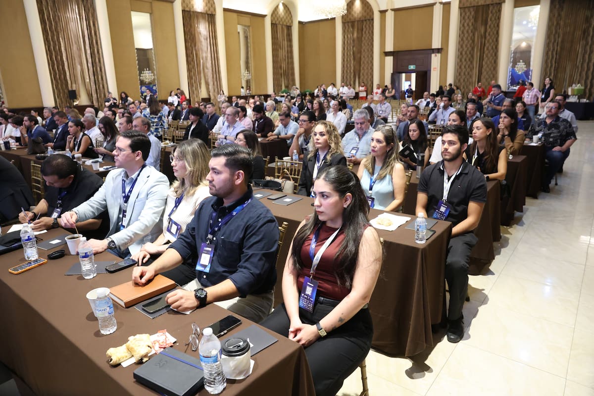 Los asistentes estuvieron muy atentos a las conferencias.