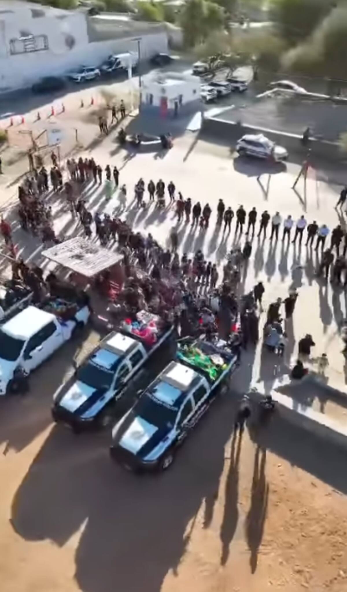 Policías llegan con patrullas cargadas. / Policía de Hermosillo.