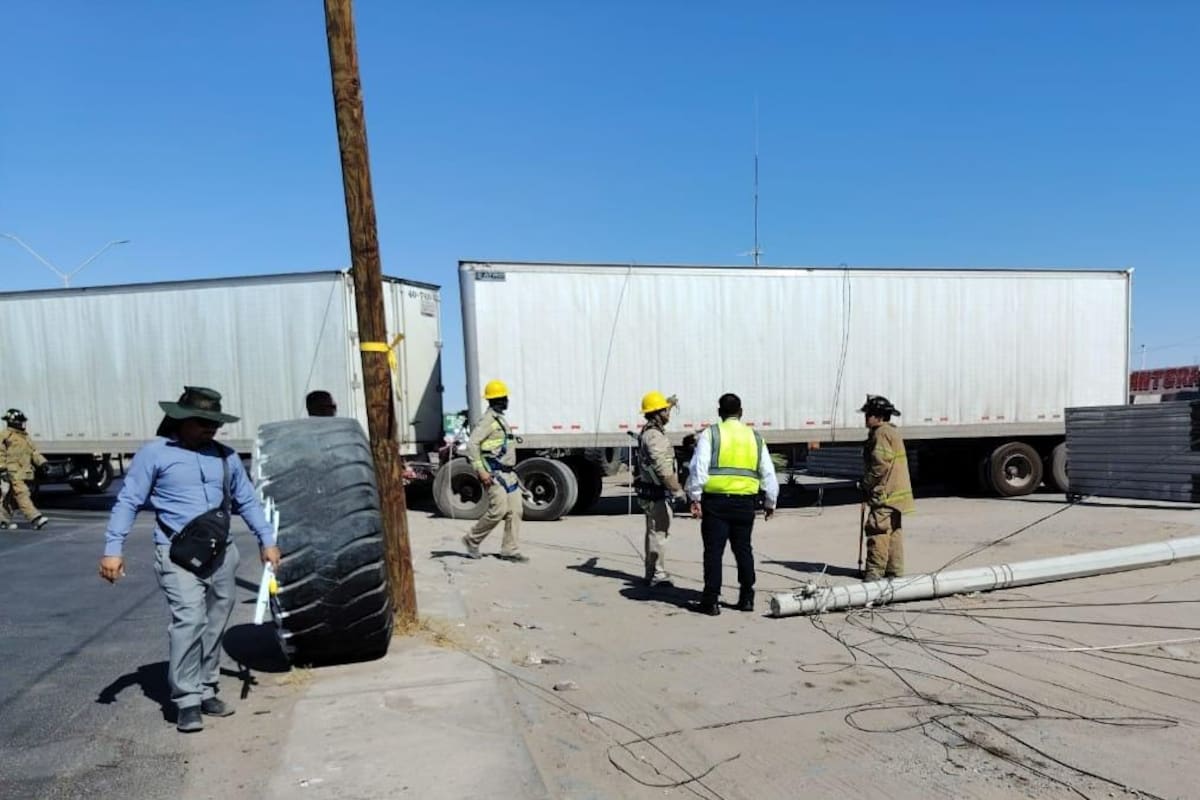 Tráiler provoca cierre de avenida principal y deja sin luz a colonia