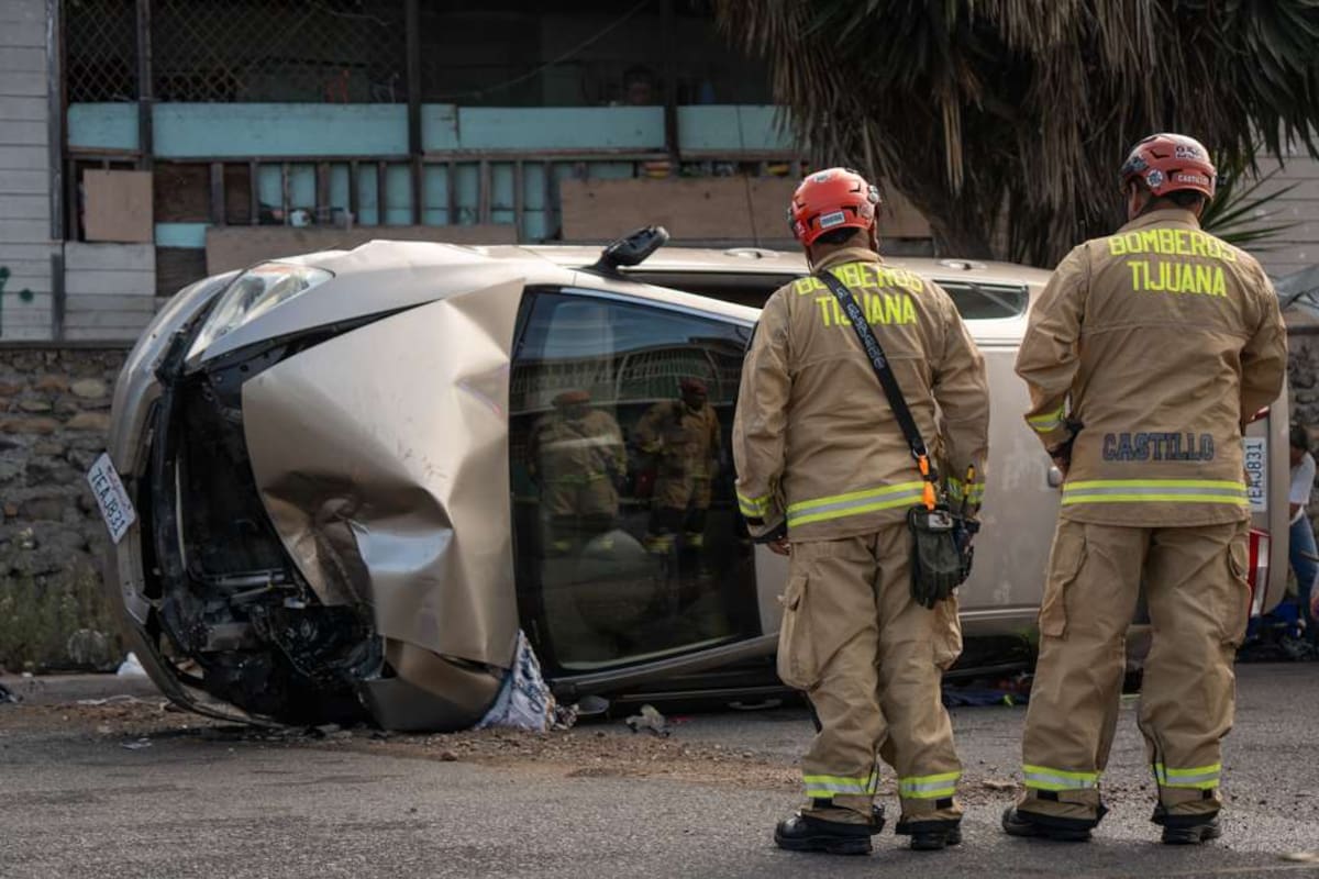 Un adulto mayor fue atropellado y quedó atrapado bajo un automóvil en la colonia Ruiz Cortines. Vecinos lo rescataron y el conductor fue detenido. Foto: Border Zoom.