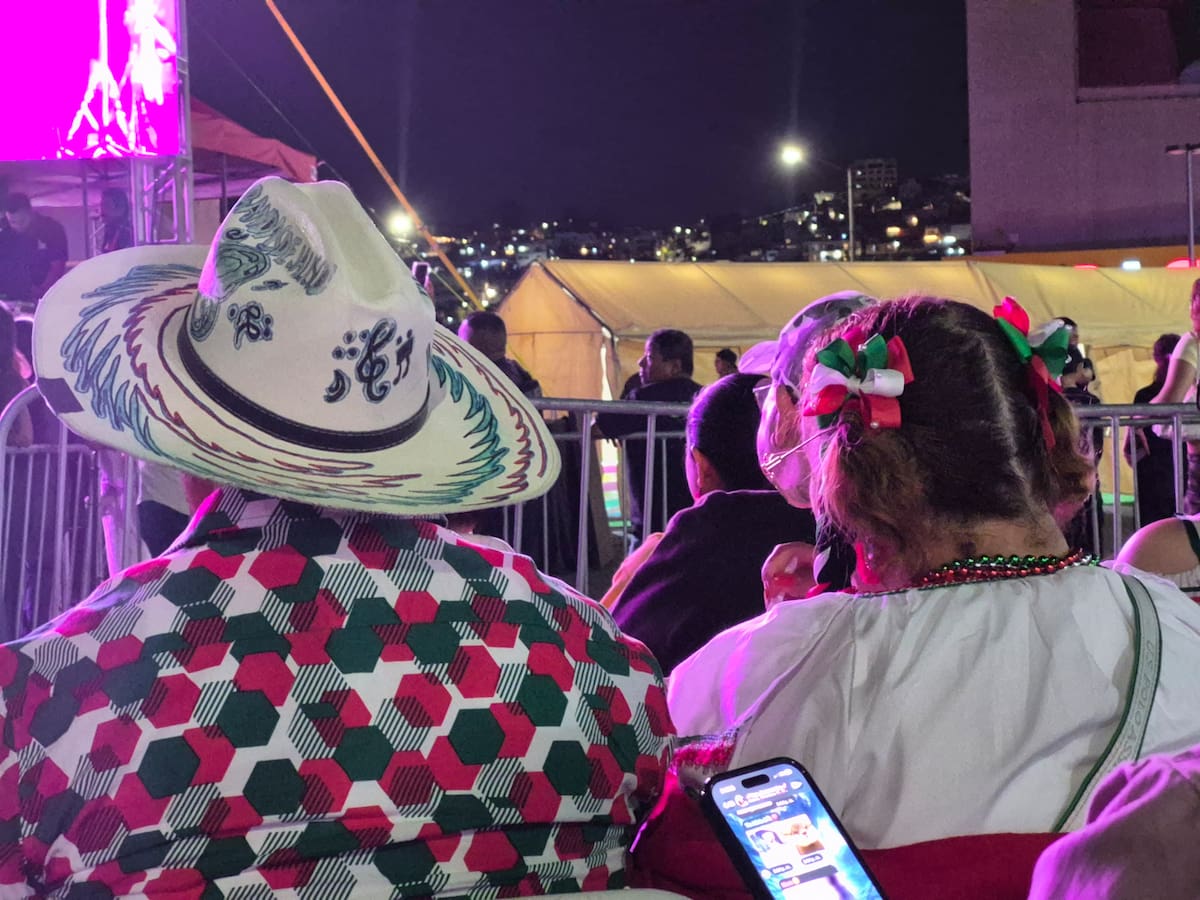 El Grito de Independencia reunió a familias tijuanenses frente al Palacio Municipal para conmemorar una de las principales celebraciones patrias de México. Foto: Michelle Castillo