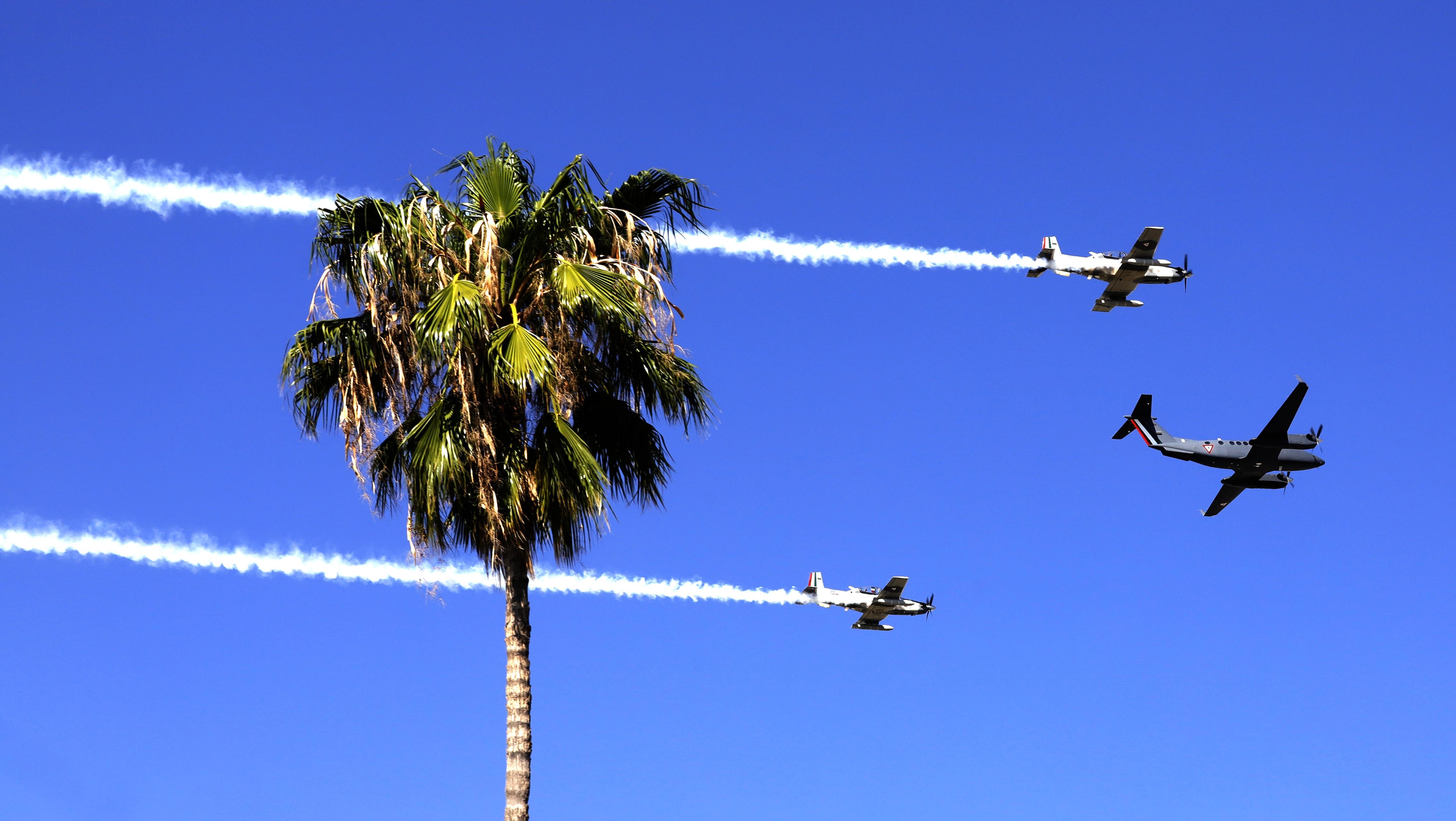 CON LA MIRADA AL CIELOAsí estuvieron los espectadores que acudieron ayer al desfile, para poder seguir el espectáculo de los aviones de la Base Aérea Militar #18 durante el desfile.