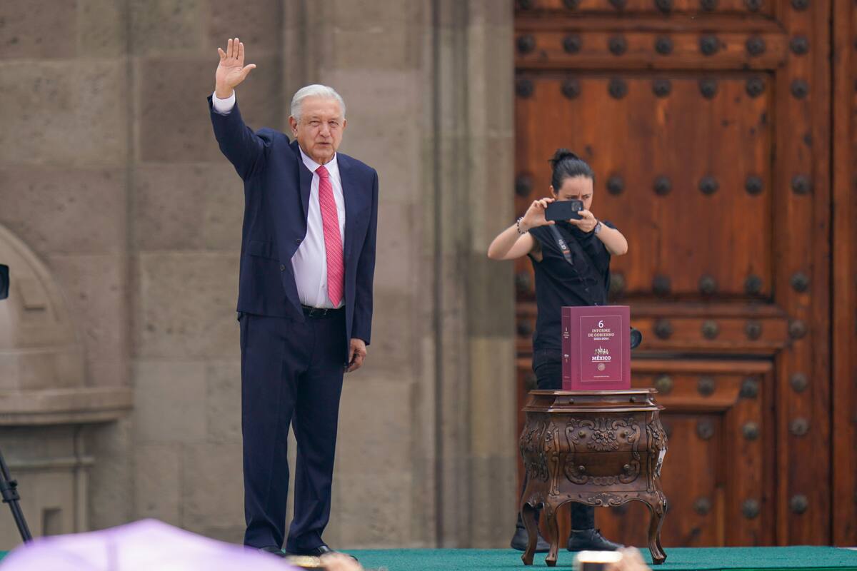 El presidente Andrés Manuel López Obrador saluda a su llegada al Zócalo de la Ciudad de México, donde rindió su último Informe de Gobierno. FOTO: AP
