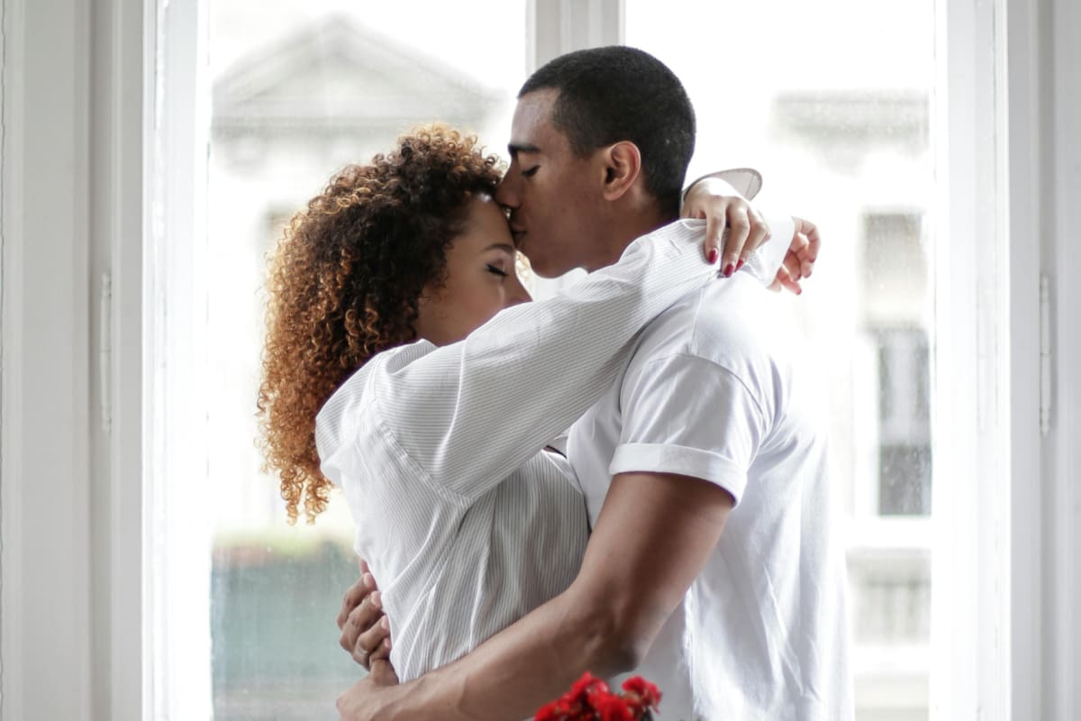 ¿Qué es la compersión? El sentimiento que muchos llaman el “opuesto” de los celos