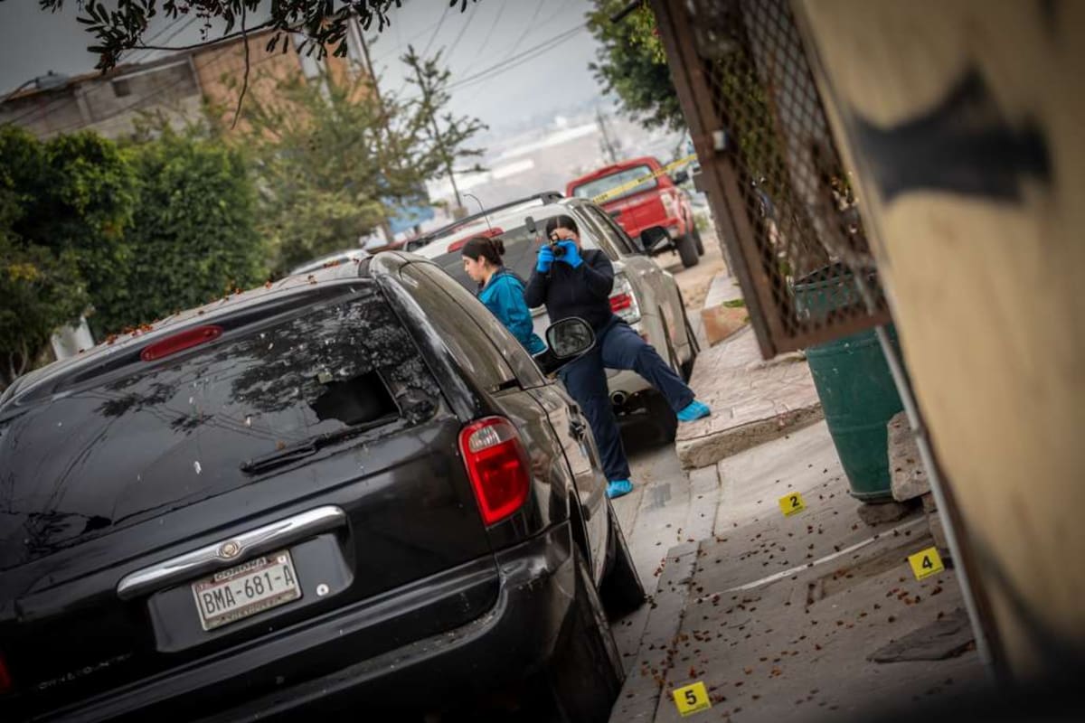 La víctima logró trasladarse por sus propios medios a un hospital tras resultar lesionada durante el ataque armado en la colonia Emperadores. Foto: Border Zoom