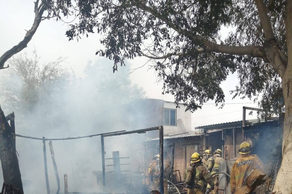 Sufren daños dos viviendas tras incendio en la colonia Miraflores