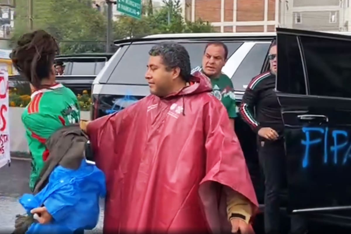 Manifestantes encararon a Cuauhtémoc Blanco rumbo al México vs Inglaterra; lanzan piedras y grafitean su camioneta con el mensaje “FIFA GO HOME” (VIDEO)