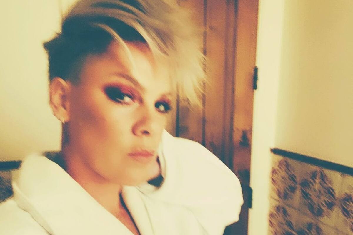 Pink se ofreció a pagar la multa del equipo femenil de balonmano que fue sancionado por usar shorts en lugar de bikini