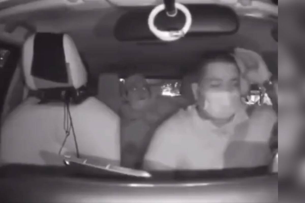 Pasajero de Uber intenta salir del coche sin fijarse en la carretera: la puerta es arrancada por otro automóvil