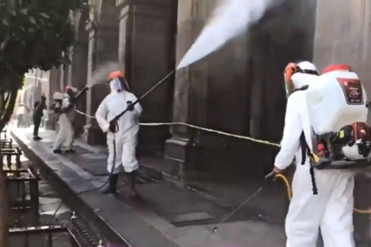 Rocían cloro y agua al exterior de Palacio Nacional para sanitizarlo