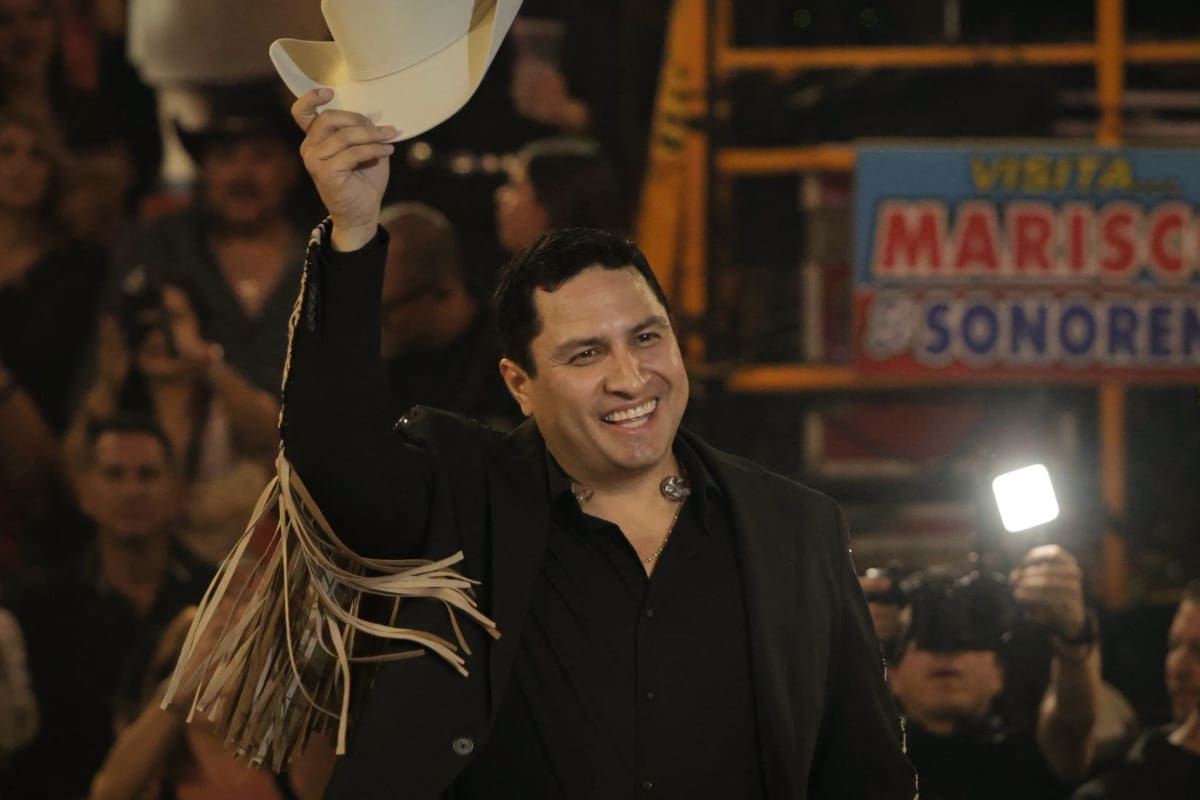 “El Rey de la Taquilla” se presenta Julión Álvarez ante un Palenque del FEX a reventar