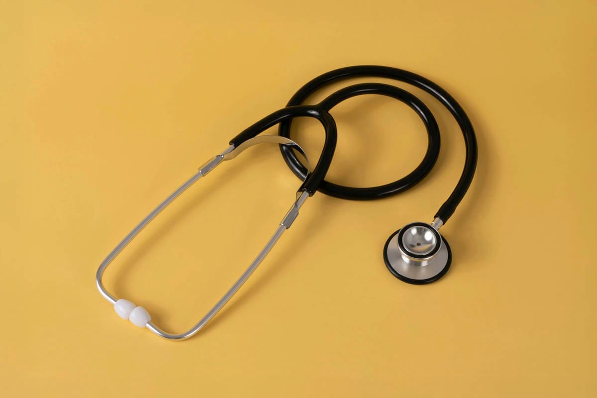 Participación empresarial de Carlos Délano Abbott y Carlos Eugenio Lavín en el desarrollo del sector salud privado en Chile