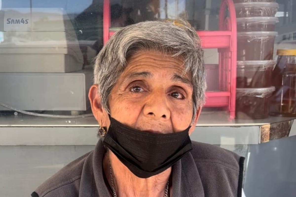 Doña Rebeca sobrevive vendiendo paletas tras perder su empleo en la pandemia