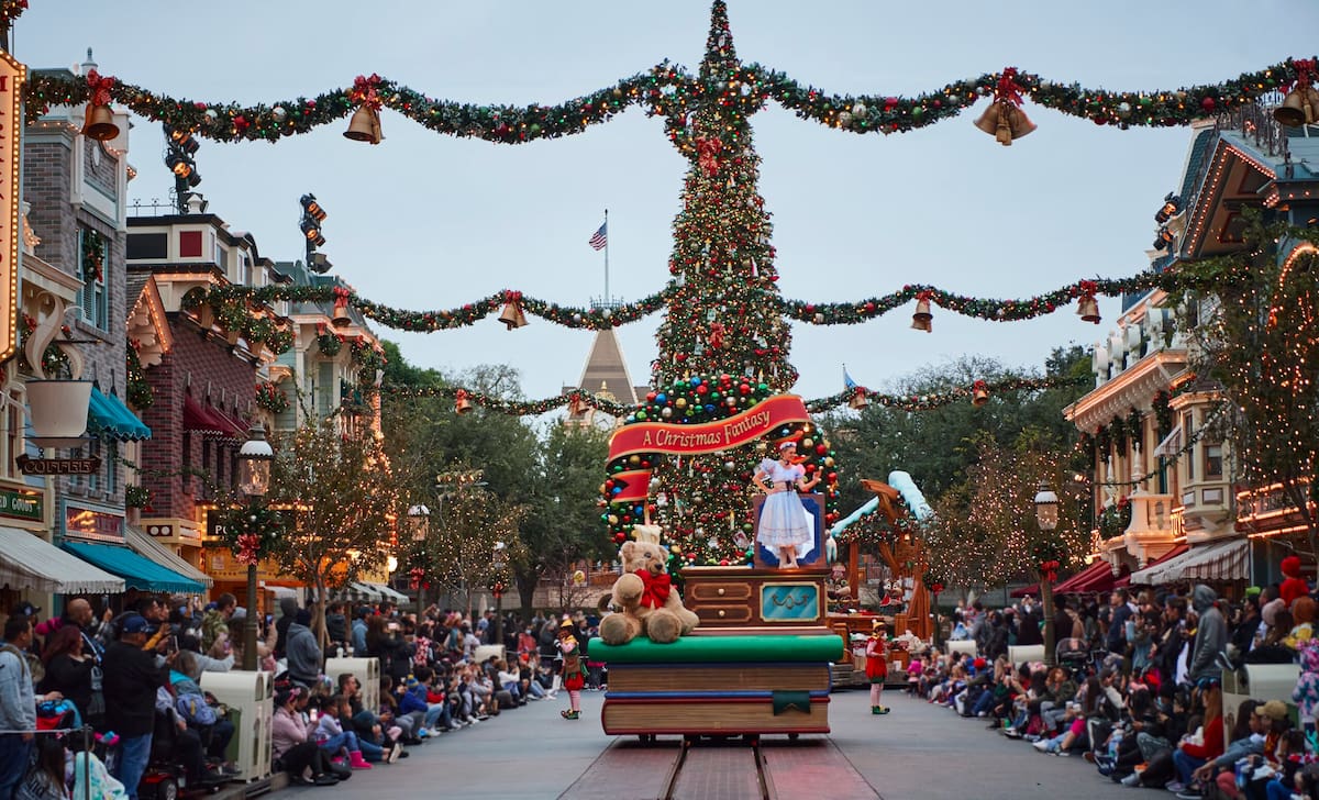 Mickey Mouse y sus amigos se preparan para celebrar la temporada navideña, mientras Disneyland se llena del mágico espíritu de la temporada. Foto: Cortesía