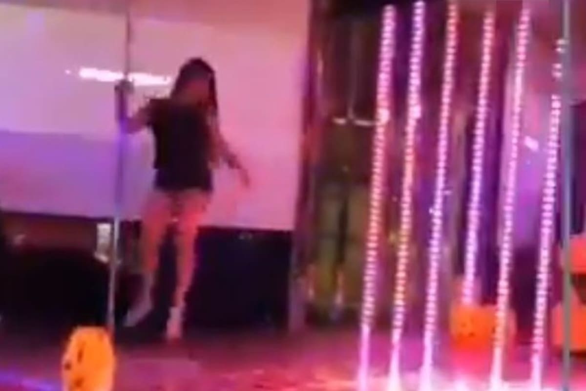 Con diminuto vestido, mujer baila en table dance "Un Violador en tu Camino"