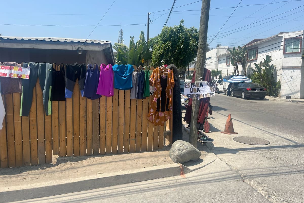 Intenta salvar a su hija vendiendo ropa
