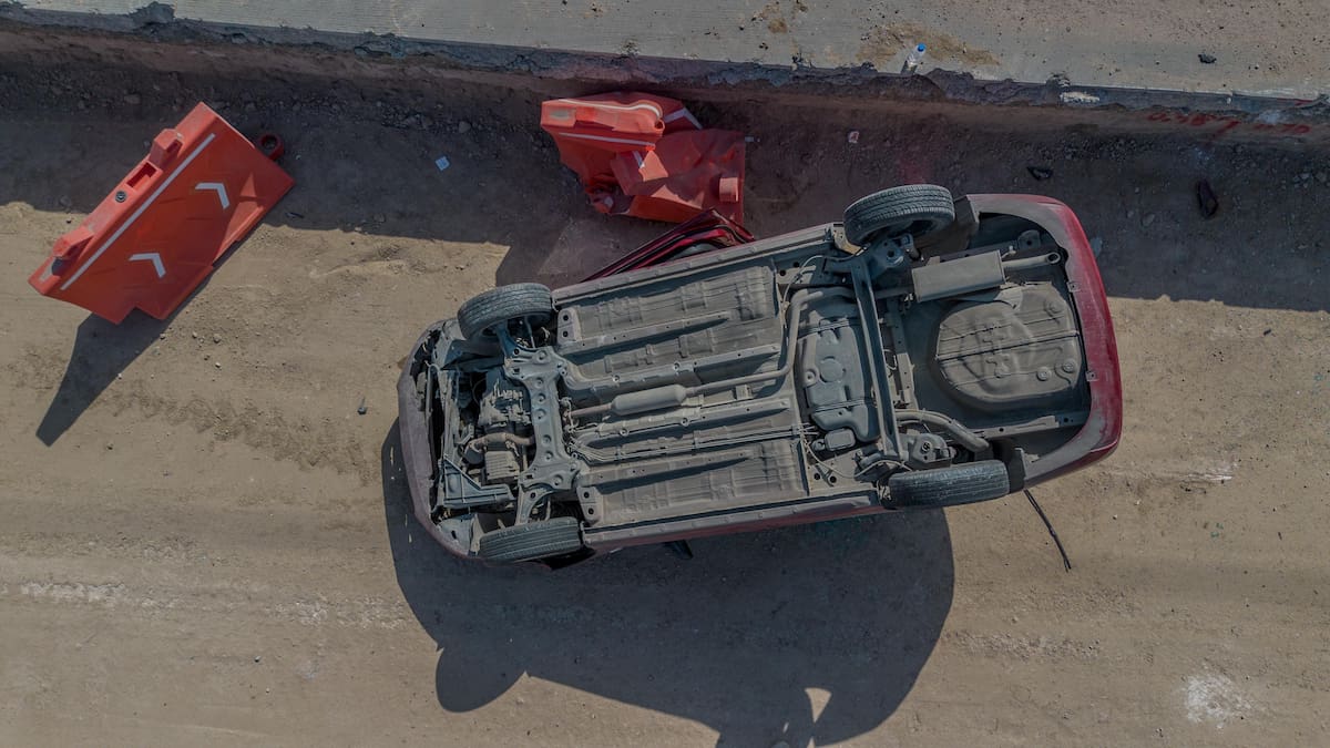 El accidente ocurrió a la altura de la plaza Oasis, donde el vehículo terminó dentro del área de construcción de carriles confinados. Foto: Border Zoom